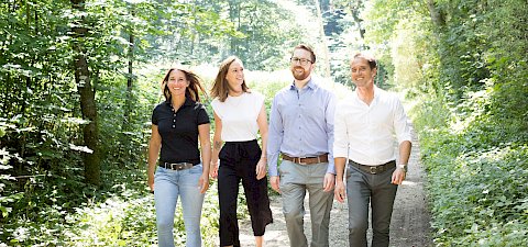 Das Team von JF Intensiv Care im Gespräch beim Waldspaziergang in München